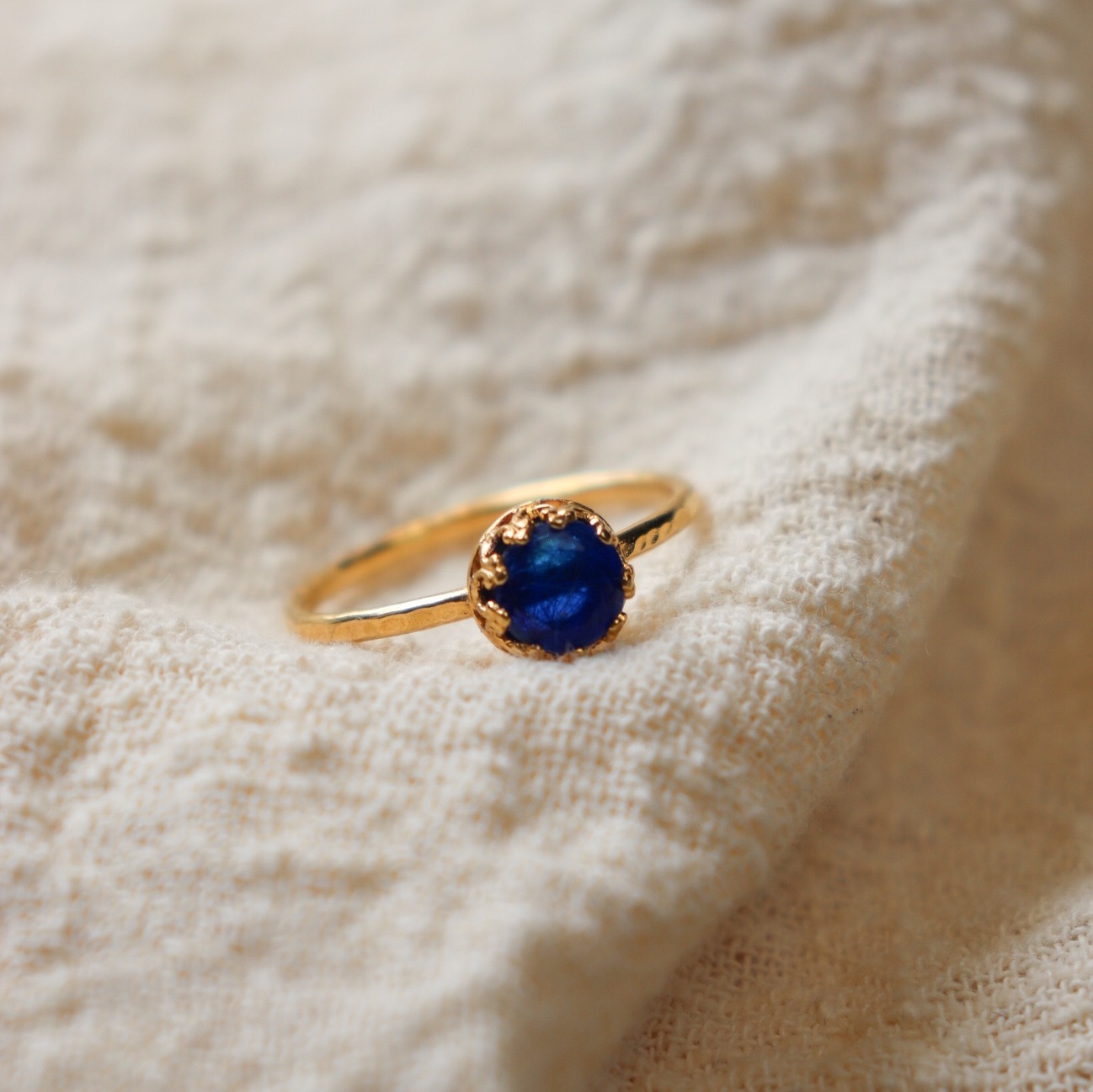 bague plaque or 24 carats gemme bleu saphir poils chien chat