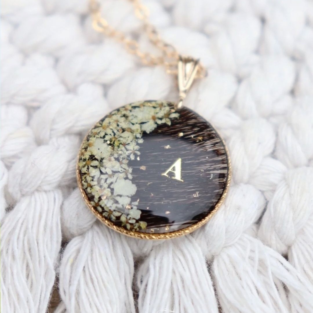 collier or lamine poil de chien fleurs sechees naturelles