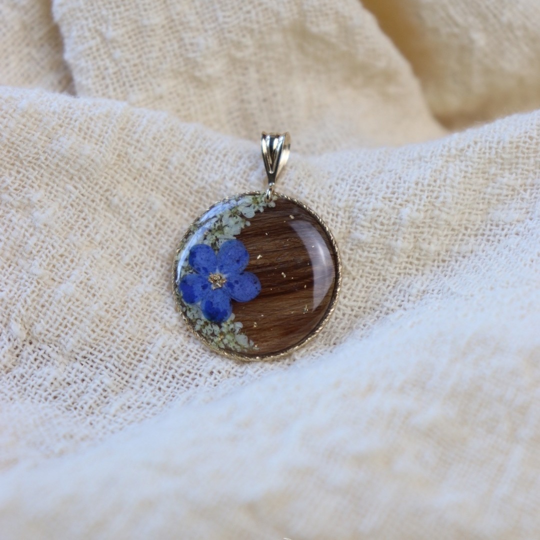 pendentif or lamine 14 carats poils de chien myosotis