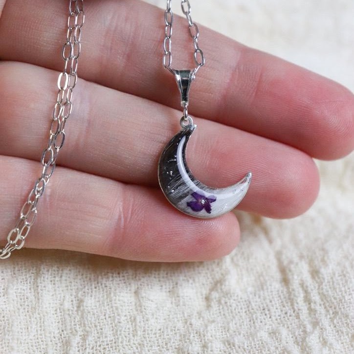Pendentif lune main poils de chien souvenirs