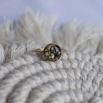 bague en or crin de cheval, resine ecologique et fleurs sechees