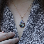 collier totem souvenir gold filled fleurs sechees crin poils animaux cheveux