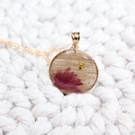 Collier souvenir poils de chien fleur sechee or lamine