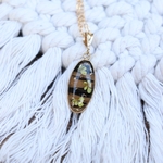 collier poils animaux fleurs sechees symboliques resine gold filled