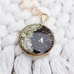 collier or lamine poil de chien fleurs sechees naturelles