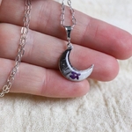 Pendentif lune main poils de chien souvenirs