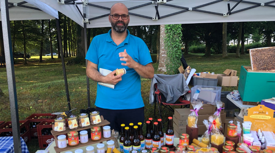 Aurélien Eliard, apiculteur de la Manche dans le cotentin, devant son stand de miel