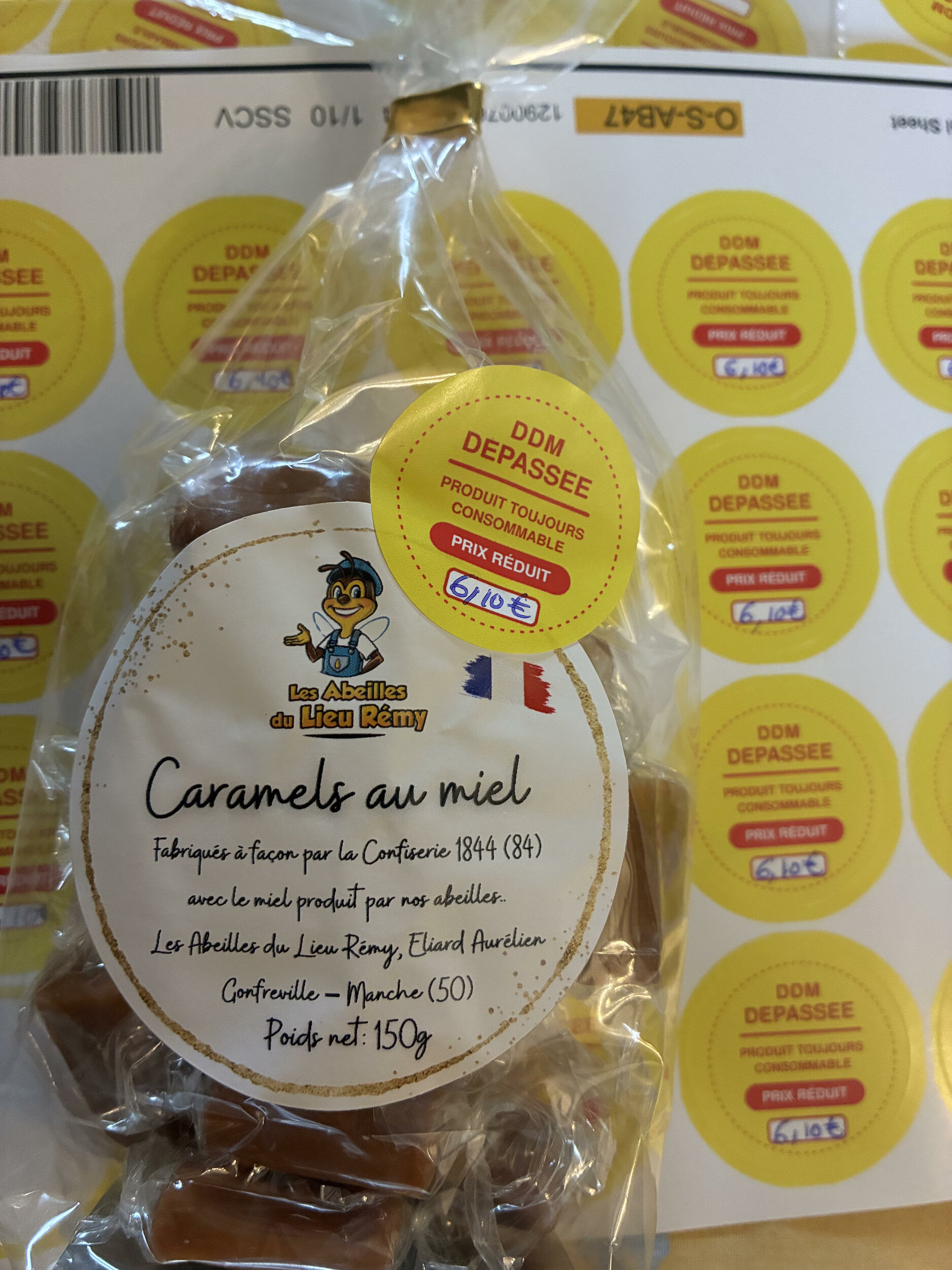 Sachet de caramels au miel Les Abeilles du Lieu Rémy avec son étiquette DDM dépassée