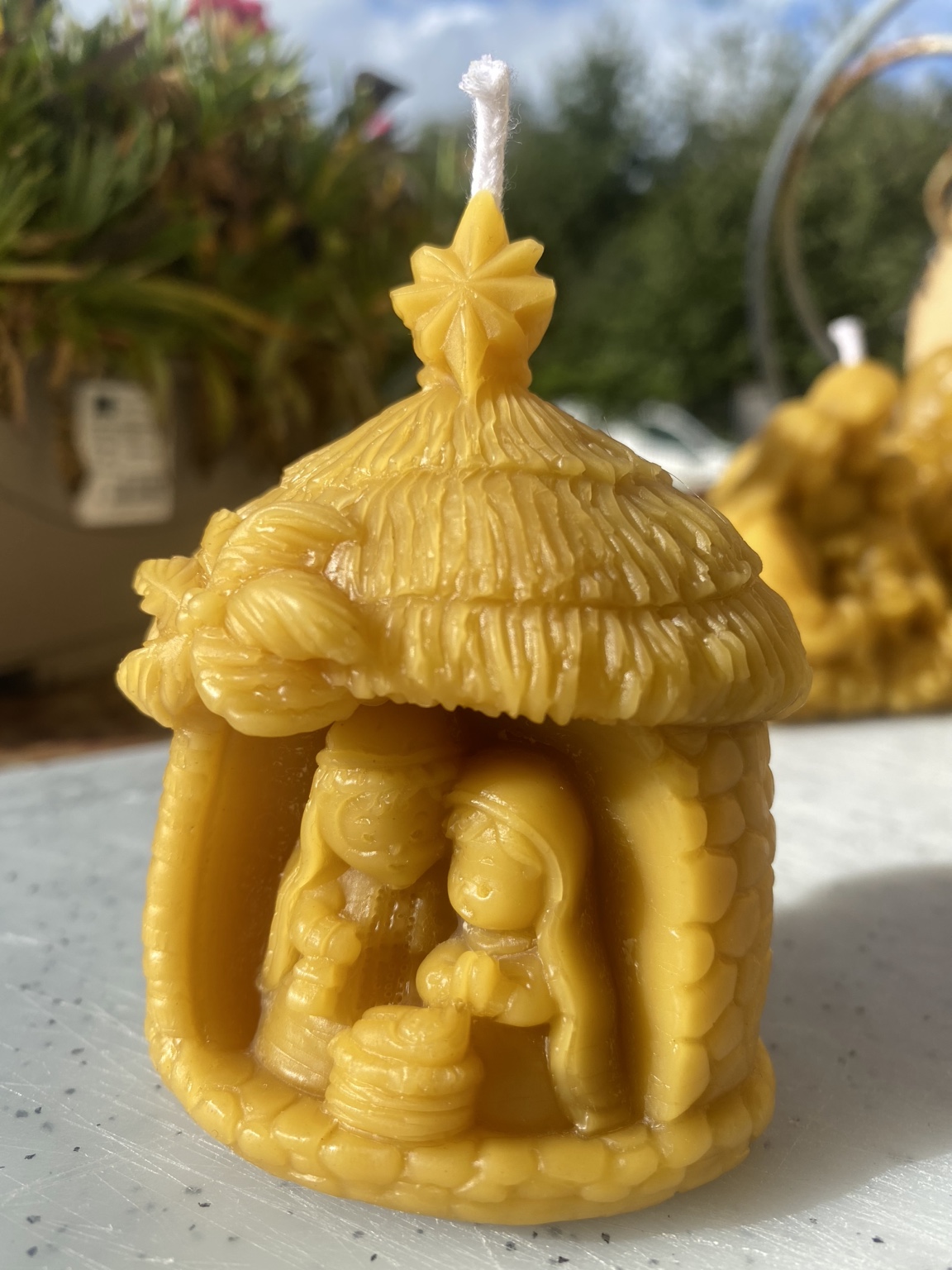 Bougie crèche en cire d’abeille montrant la Sainte Famille sous un toit étoilé