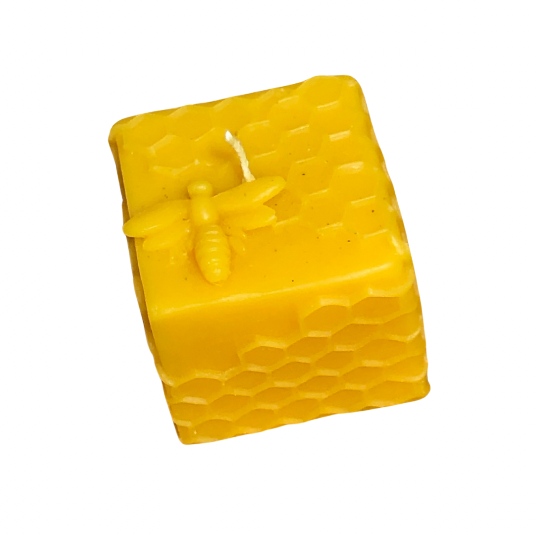 Bougie carrée en cire d’abeille avec motif d’alvéoles et abeille en relief