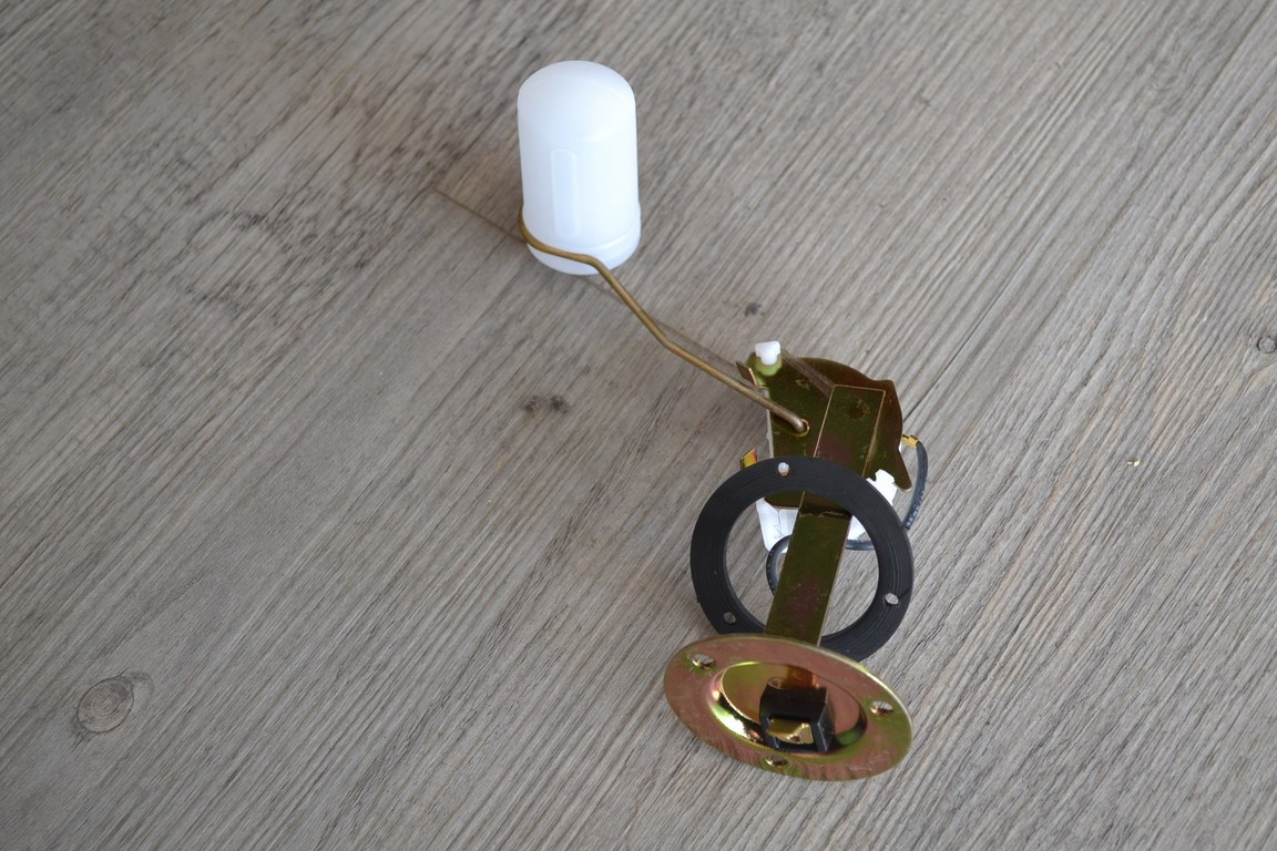 Jauge/ puit à essence Peugeot 404