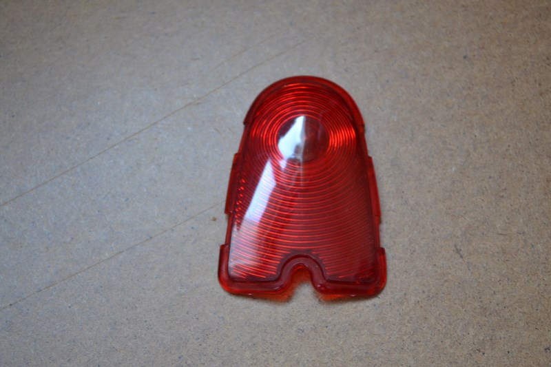 Cabochon plastique rouge de feu arrière pour Peugeot 403