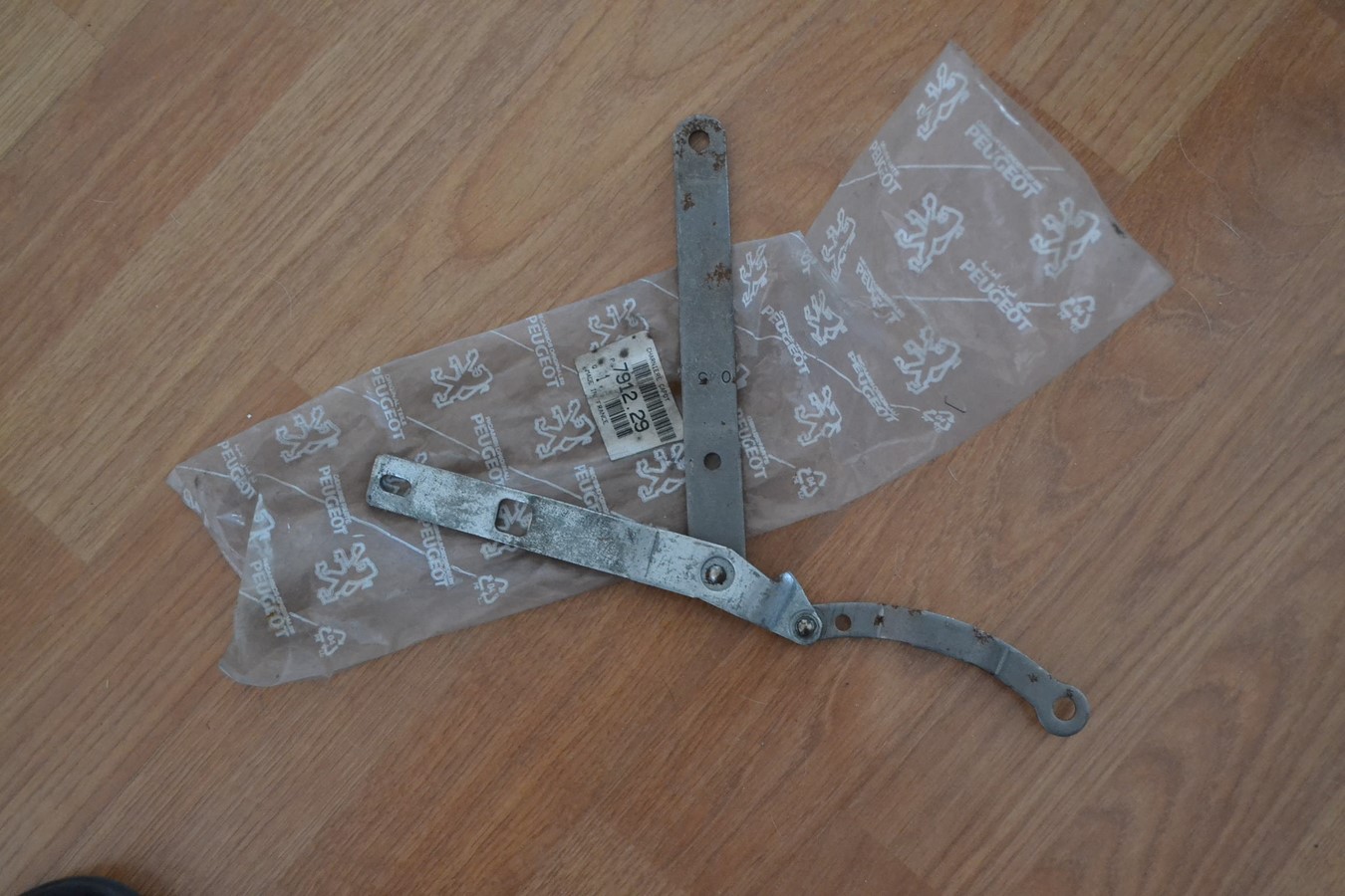 Charnière capot avant Peugeot 205 / 205 GTi neuve d\'origine