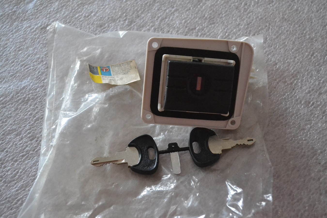 Cylindre de serrure coffre + 2 clés pour Peugeot 309 / J5 neuf d\'origine