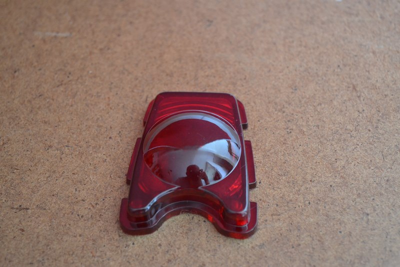 Cabochon de feu arrière, plastique rouge, Peugeot 203