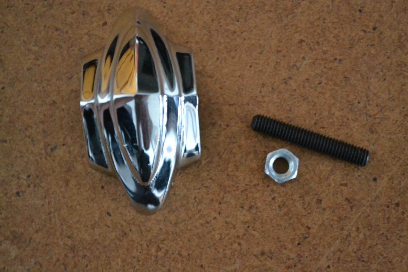Pontet supérieur vissé de calandre Peugeot 203 neuf