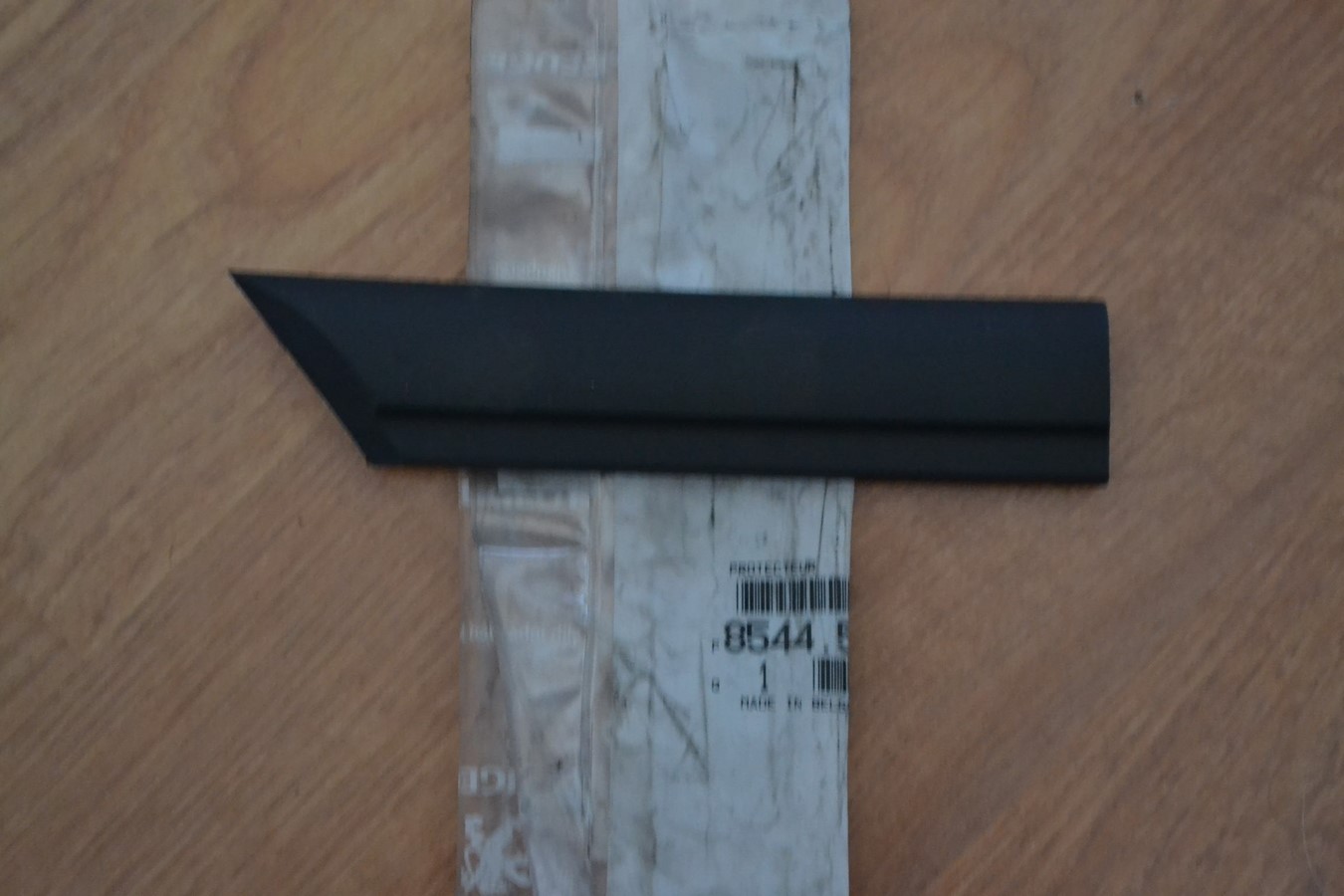 Protecteur / baguette d\'aile avant gauche Peugeot 106