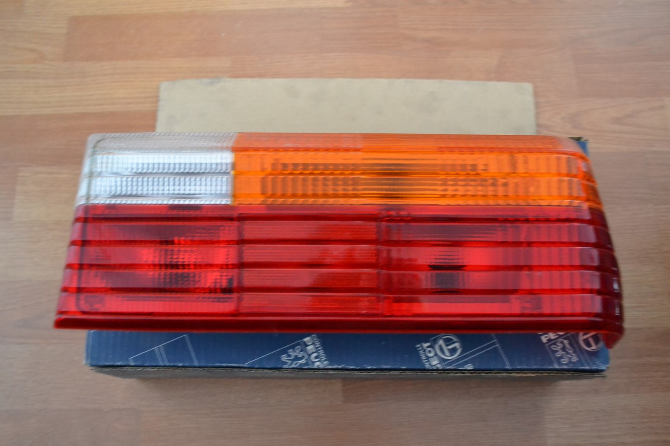 Cabochon de feu arrière droit Peugeot 305 berline neuf