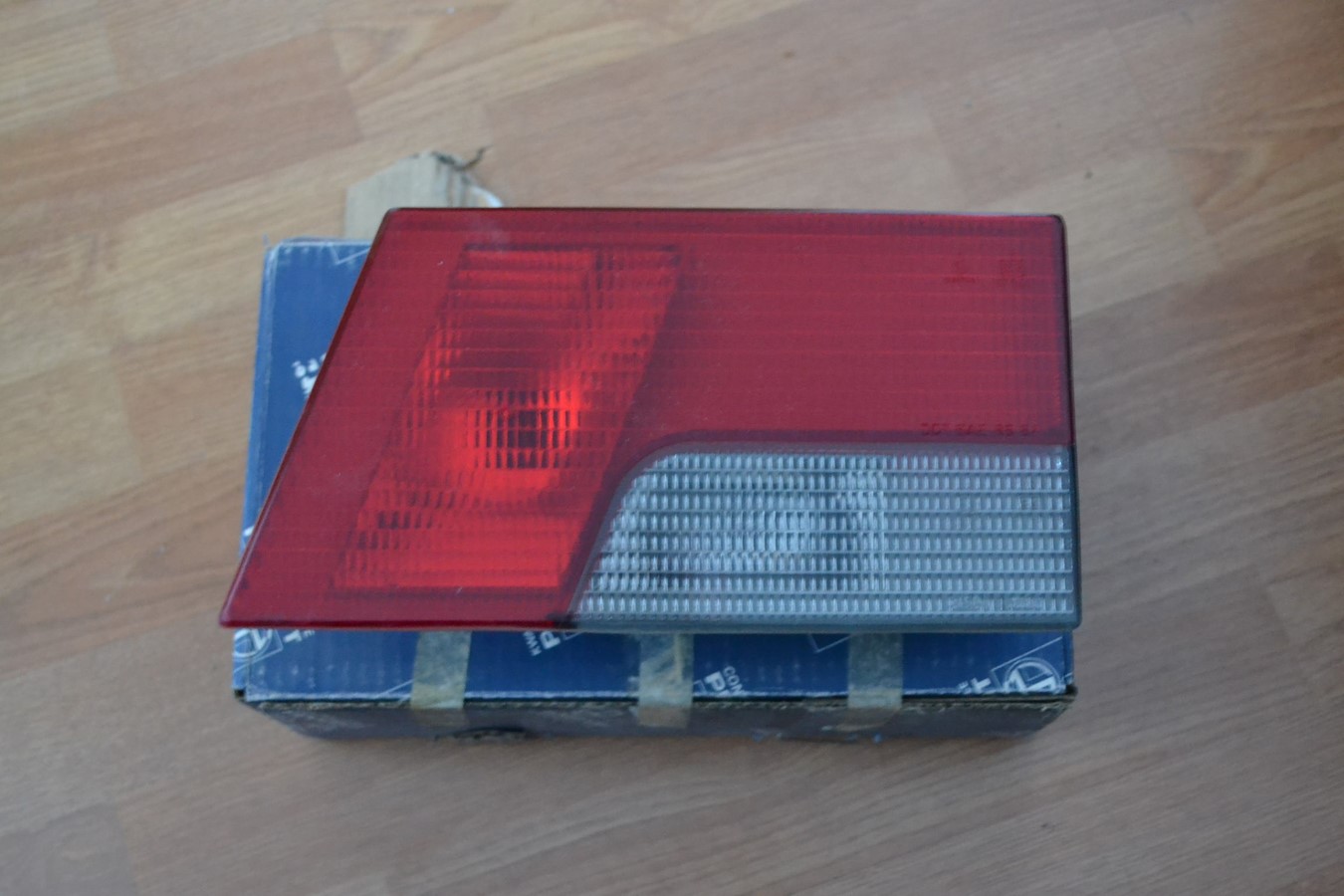 Feu arrière droit sur hayon Peugeot 405 break
