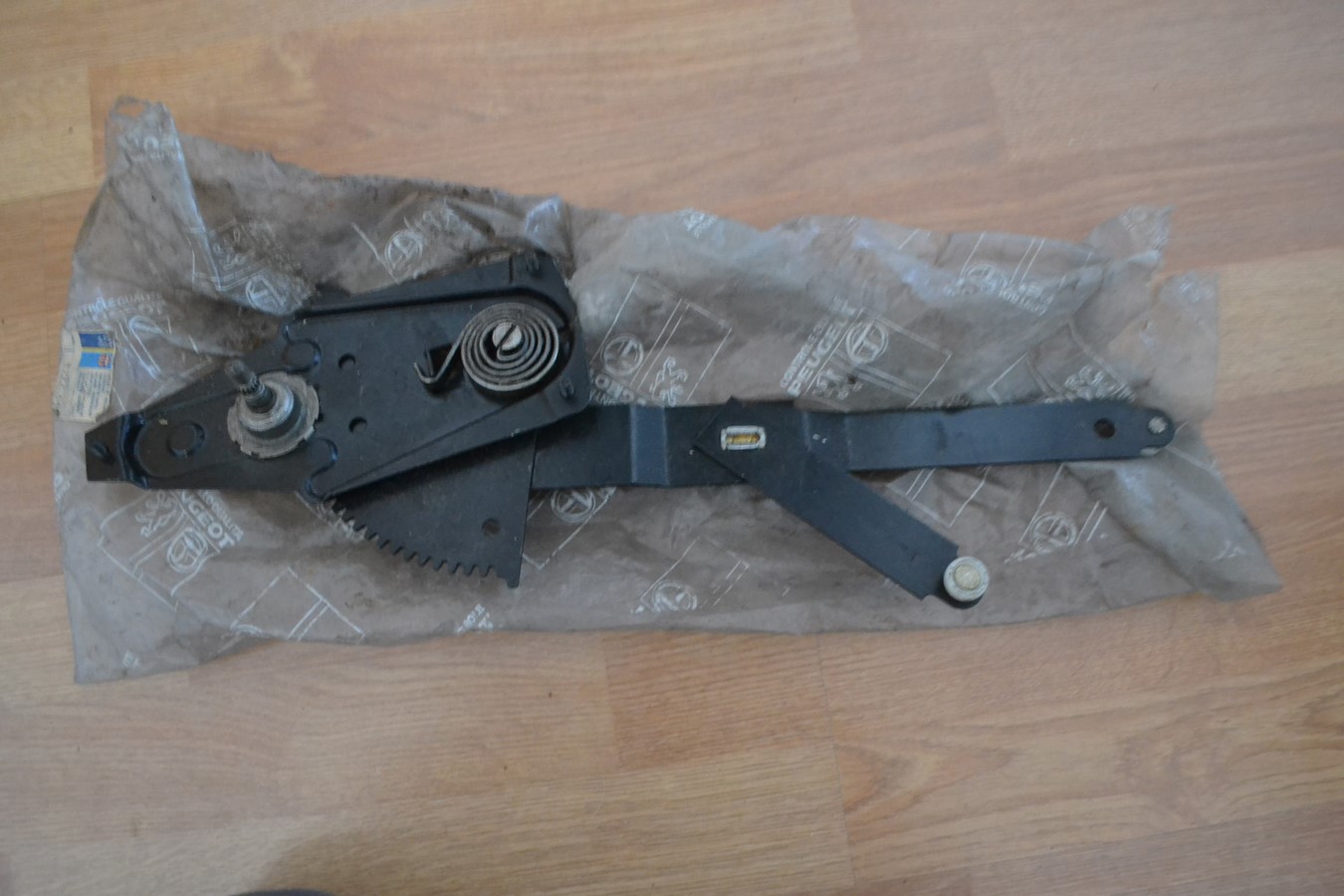 Crémaillère de lève vitre avant droite Peugeot 305 berline, break