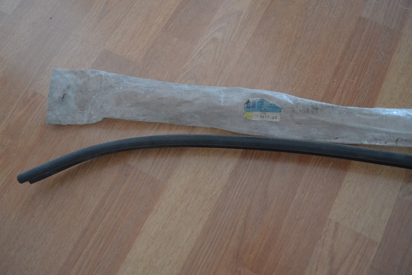 Joint caoutchouc avant de capot moteur Peugeot 309 GTi - GTi 16S, neuf
