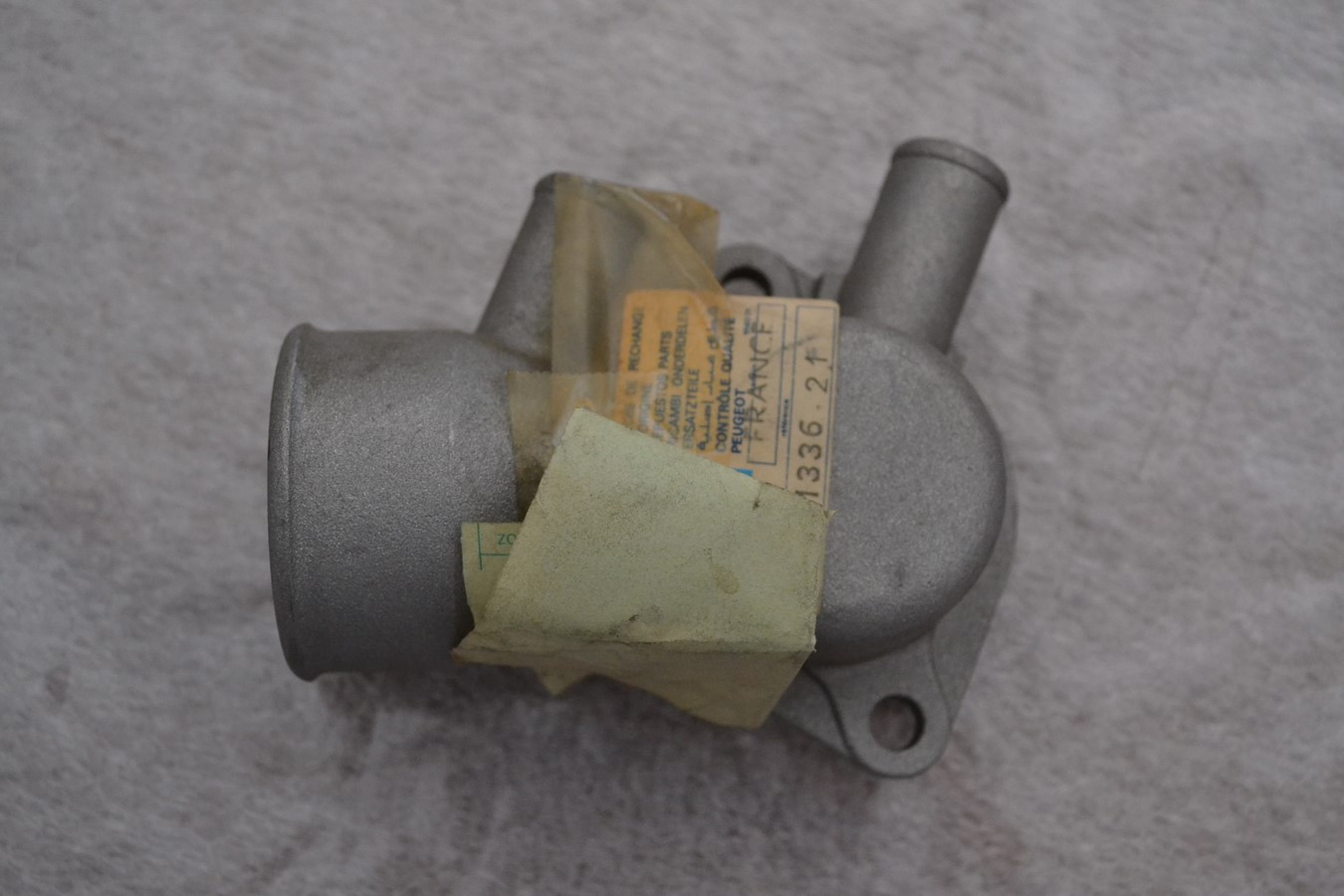 Boitier thermostat Peugeot 104.