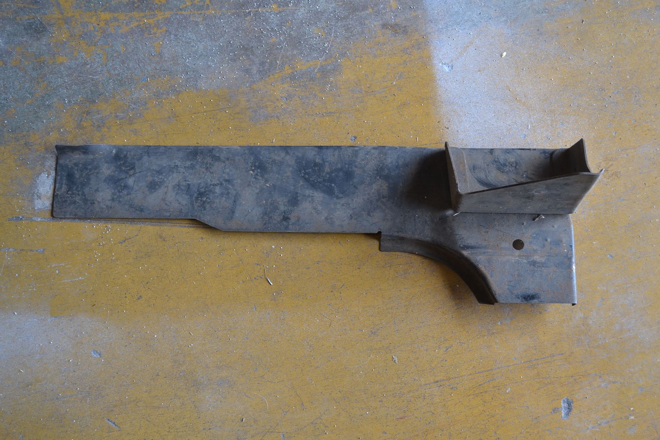Longeron arrière intérieur gauche Peugeot 204 304 berline et break