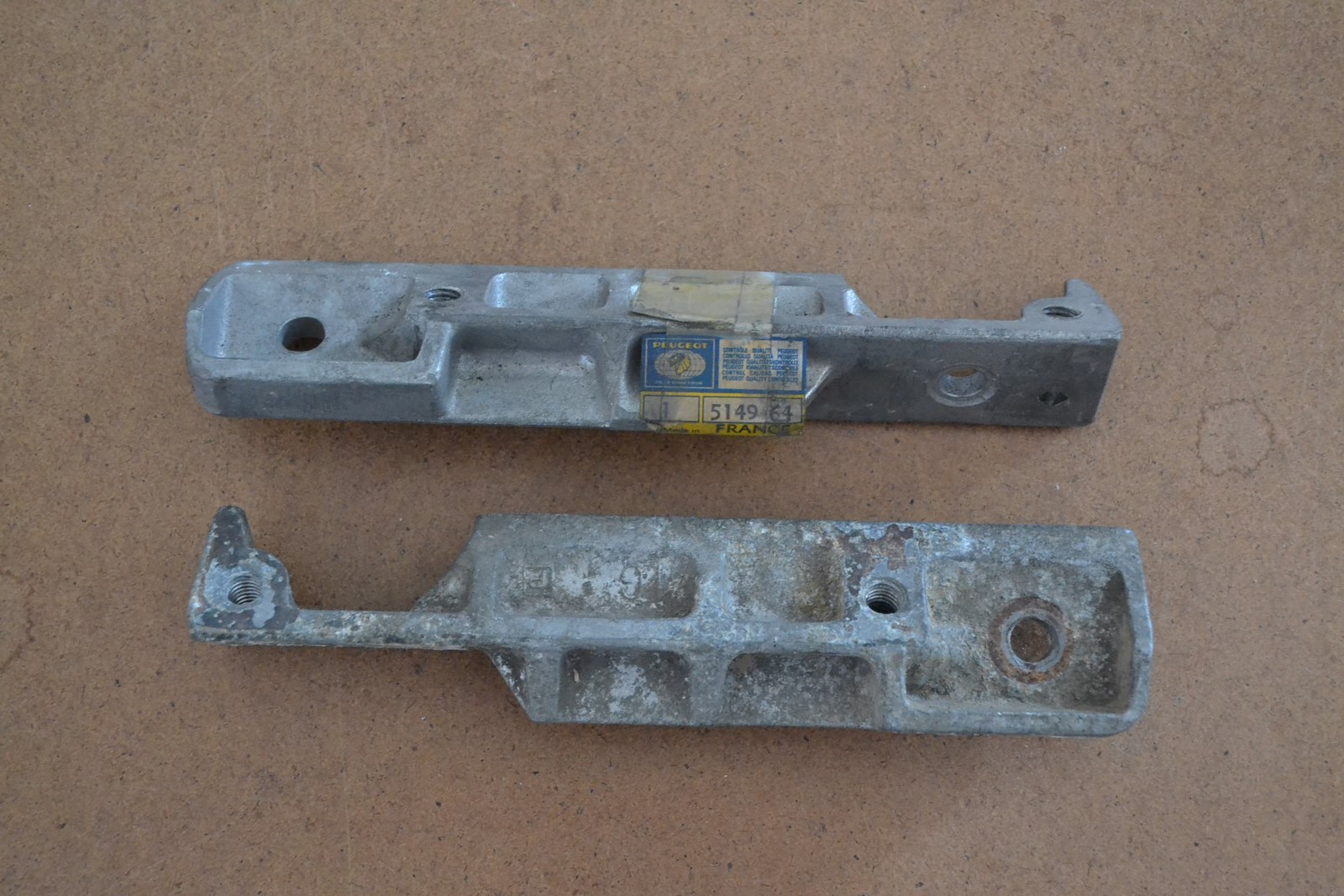Paire de supports de train arrière Peugeot, 1 neuf, 1 occasion