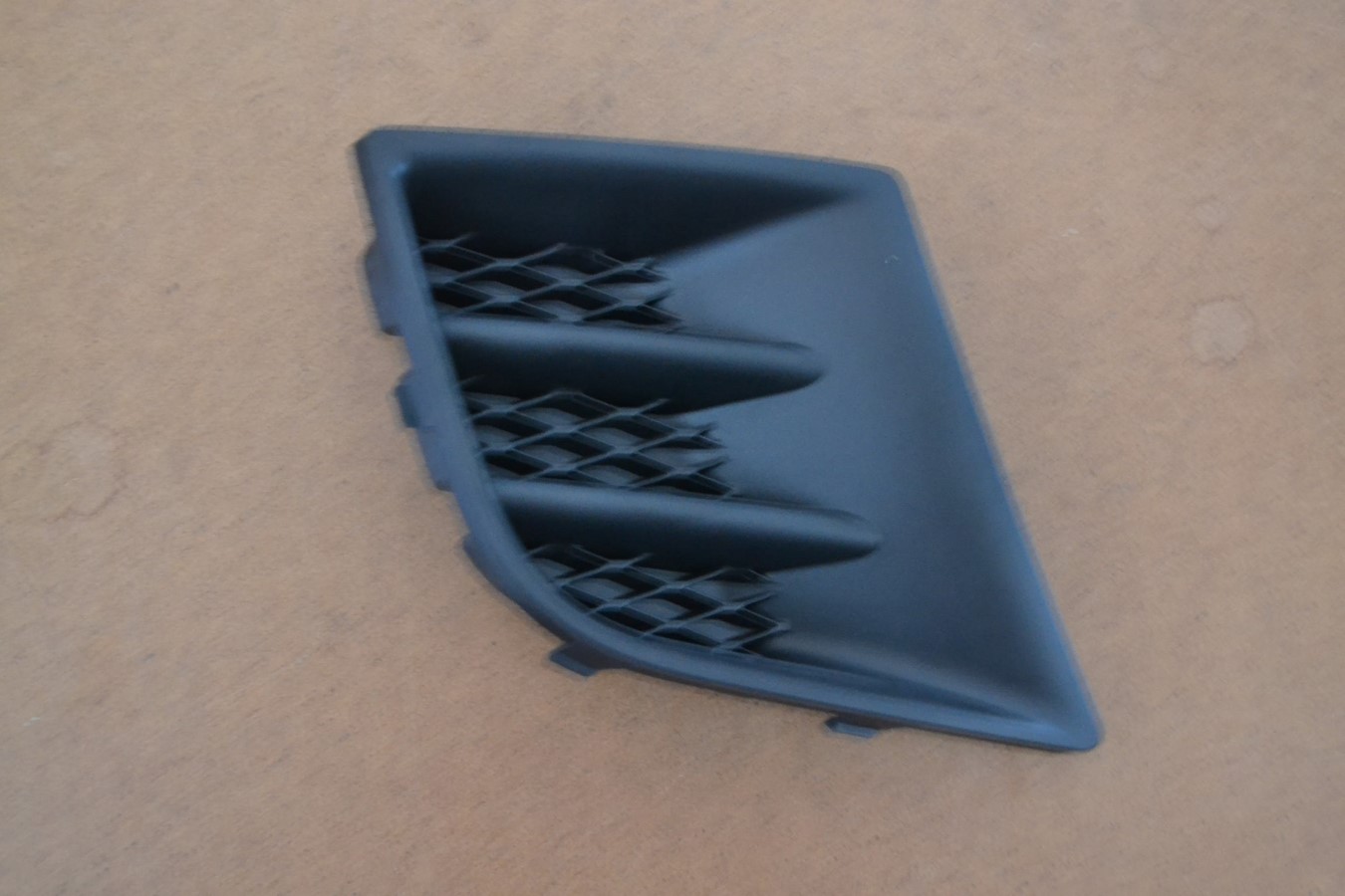 Grille obturateur pare choc avant droit Peugeot 107