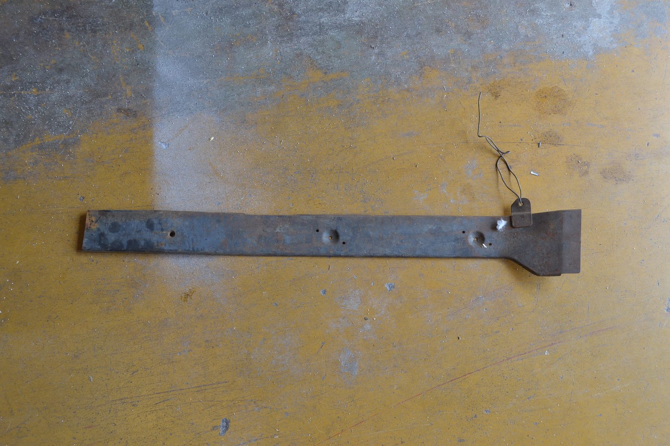 Semelle supérieure droite de masque avant Peugeot 204 - 304 tous modèles