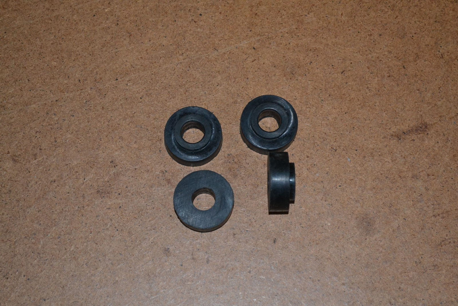 Jeu 4 silentblocs caoutchouc à collerette pour support inférieur de radiateur Peugeot 203 / 403