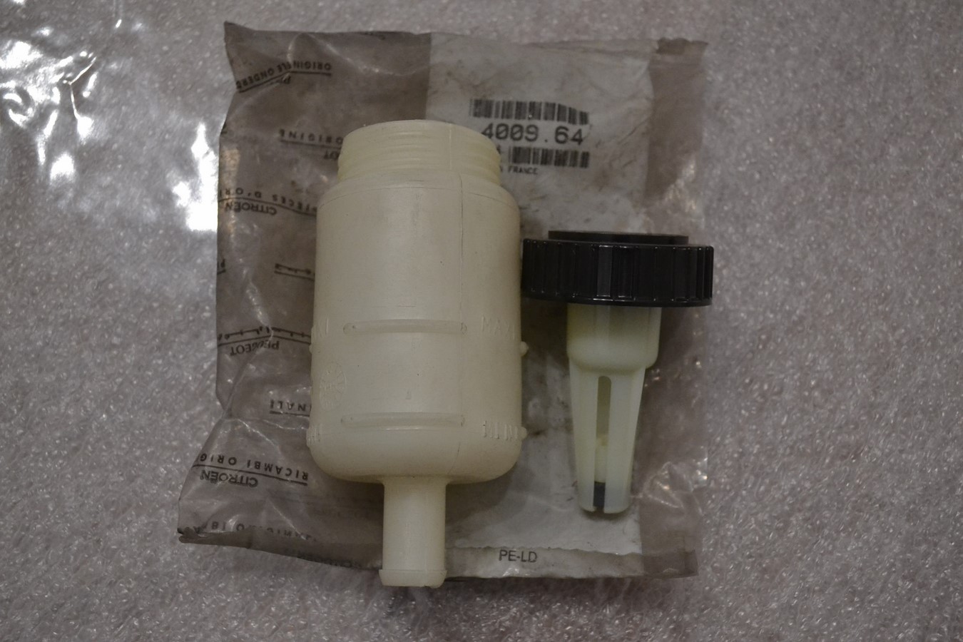 Bocal liquide de direction assistée Peugeot 106, avec son bouchon