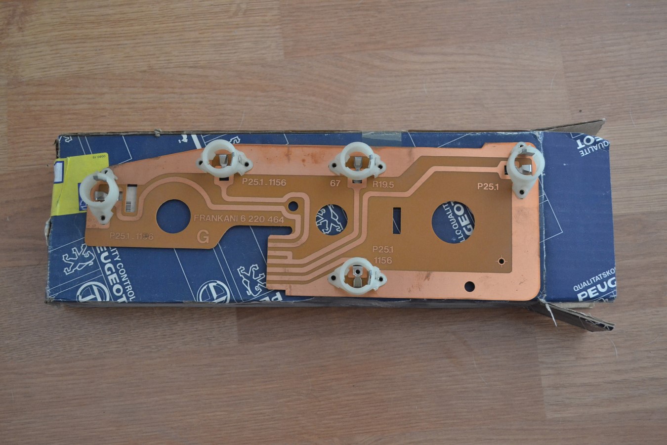 Platine porte lampes feu arrière gauche Peugeot 505