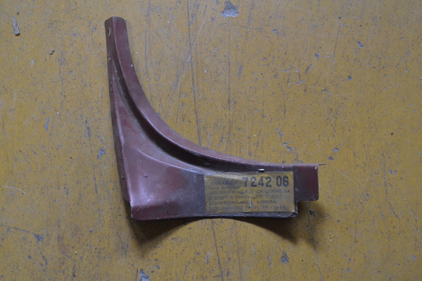 Gousset d\'angle gauche de coffre pour Peugeot 204 berline