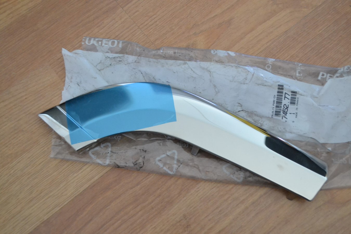 Enjoliveur chromé droit de pare choc avant Peugeot 605 restylée