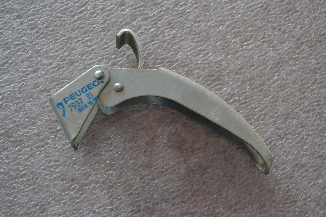Poignée verrouillage capot moteur Peugeot J7
