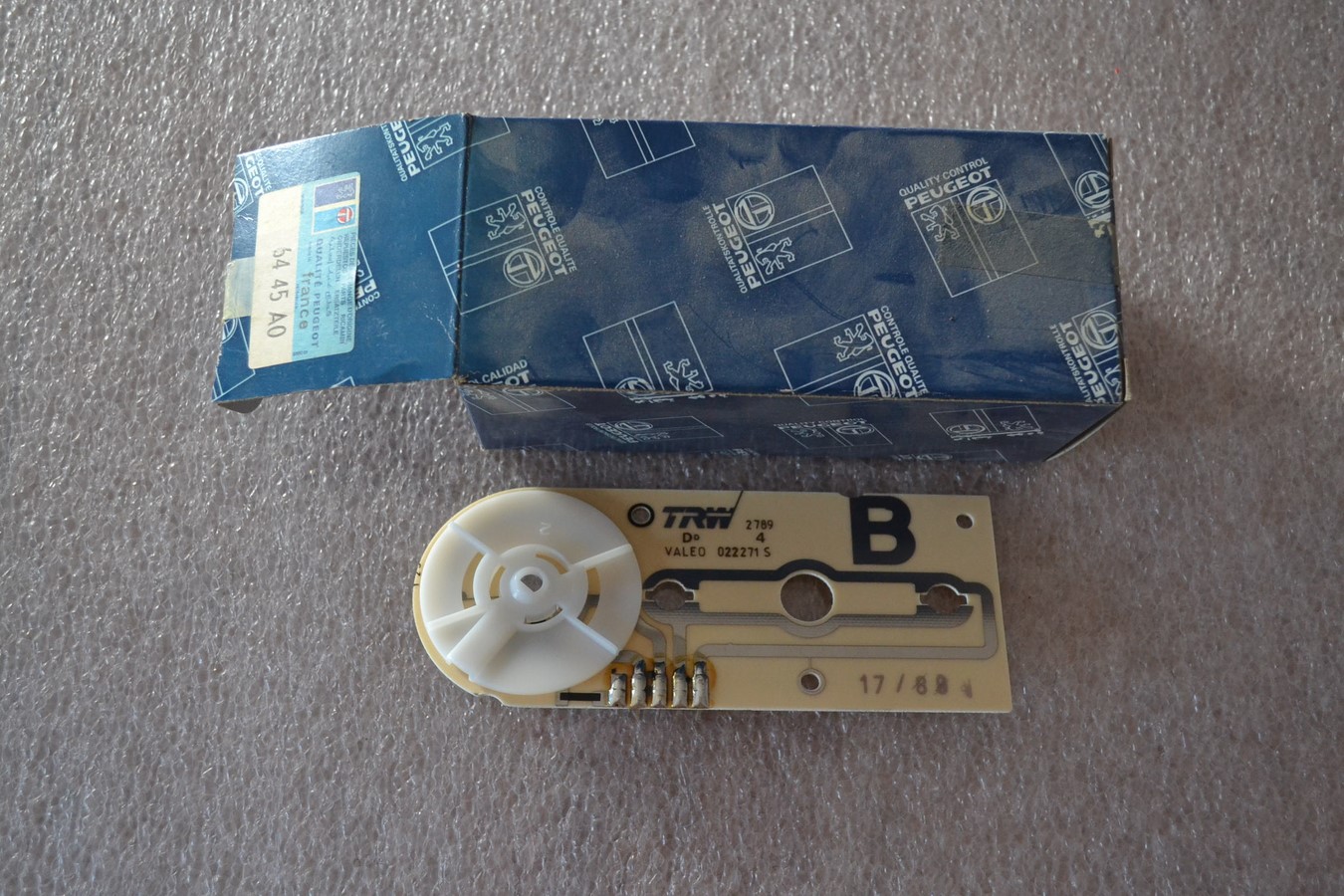Rhéostat / commande de chauffage sans climatisation pour Peugeot 309.