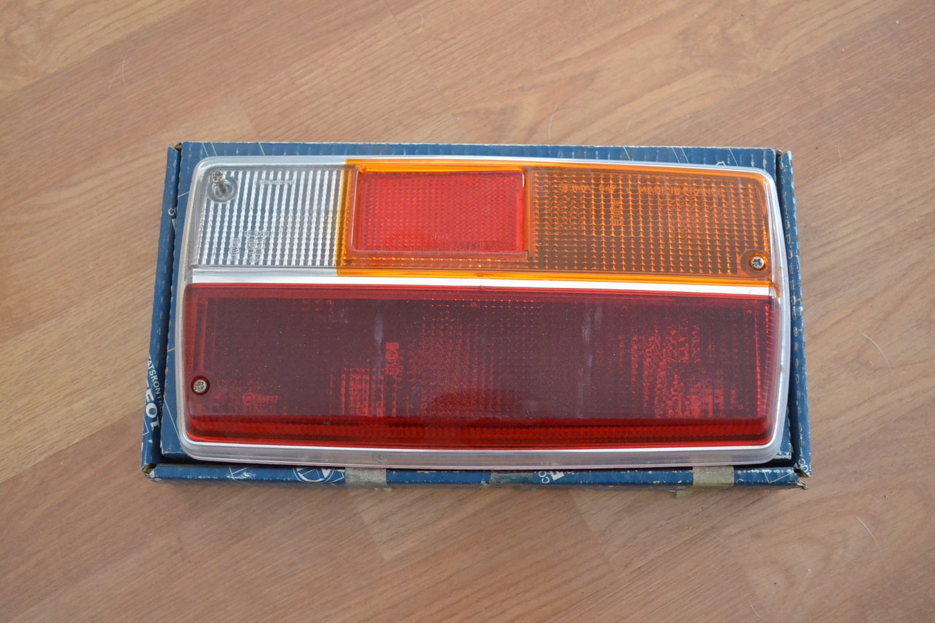 Cabochon de feu arrière droit pour Peugeot 304 berline après 1972