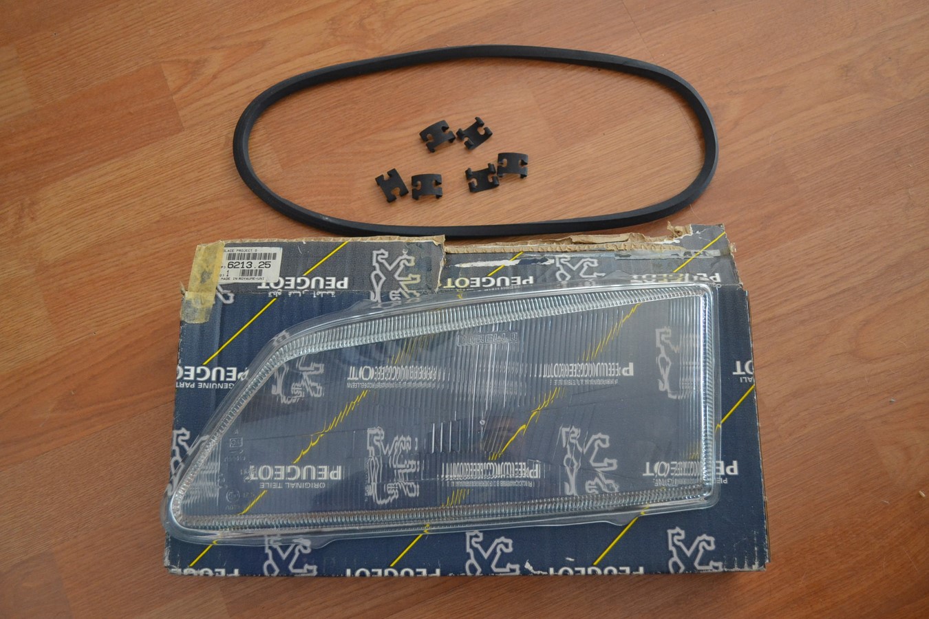 Verre de phare + accessoires de fixation + joint pour Peugeot 306 berline ou break