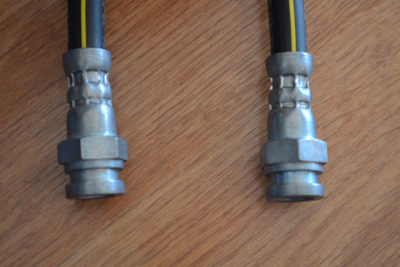 Flexible de frein arrière pour Peugeot 204 / 304 de 09-1975 à 10-1977. L=272mm
