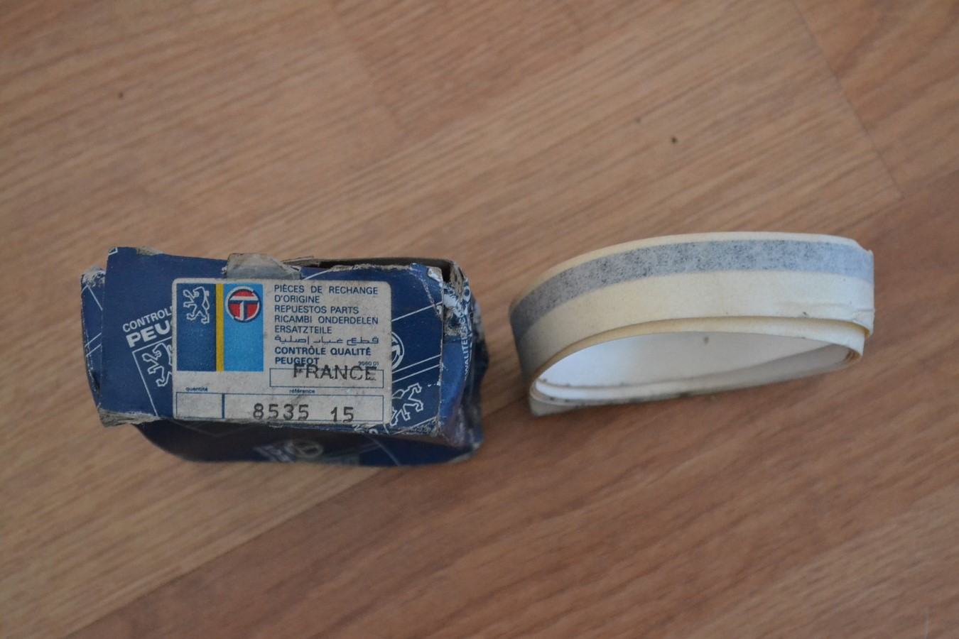 Sticker / bande décorative latérale, noire, largeur 6mm, Longueur 1200mm,pour Peugeot 205