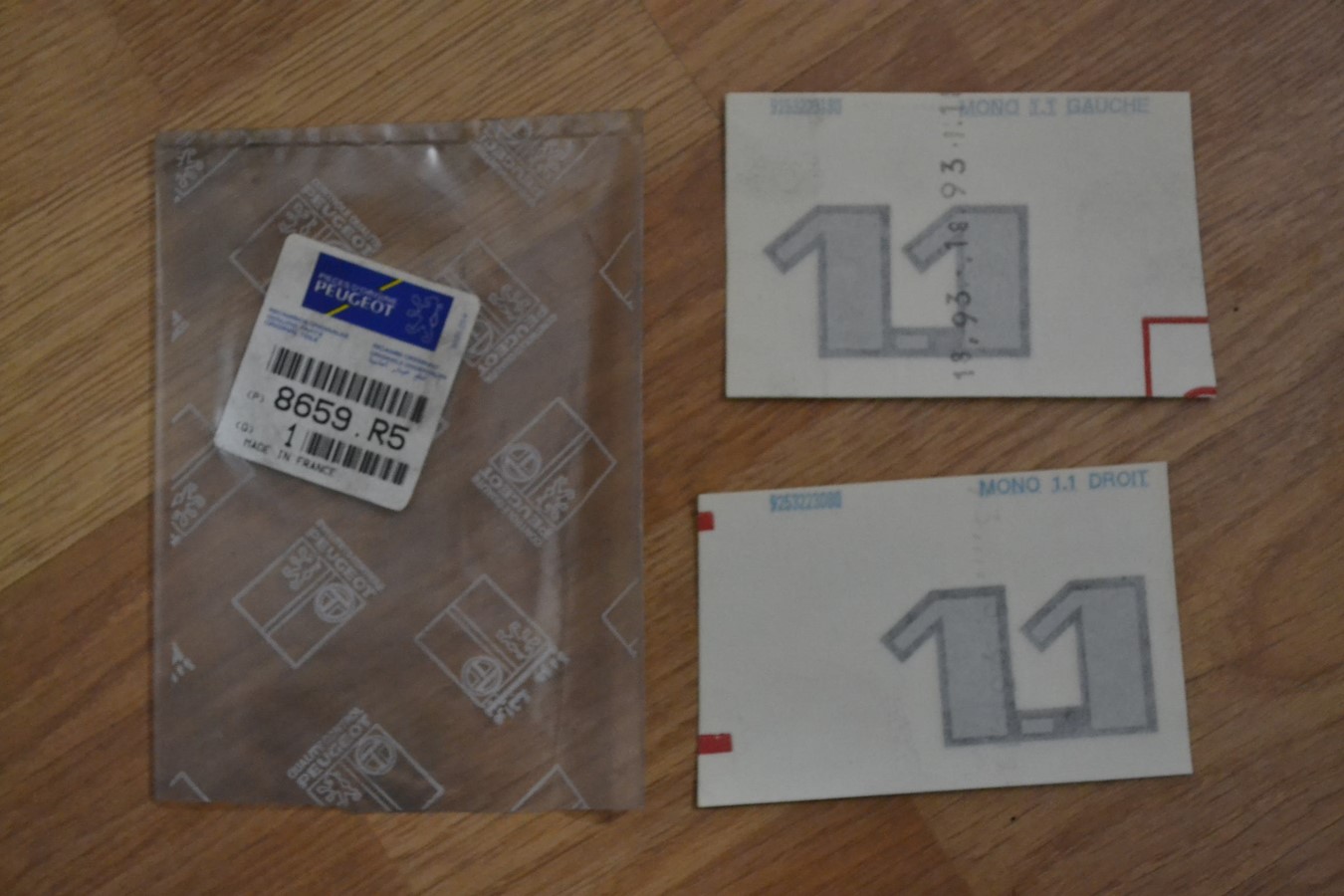 Jeu de 2 monogrammes autocollants 1L pour Peugeot 205.