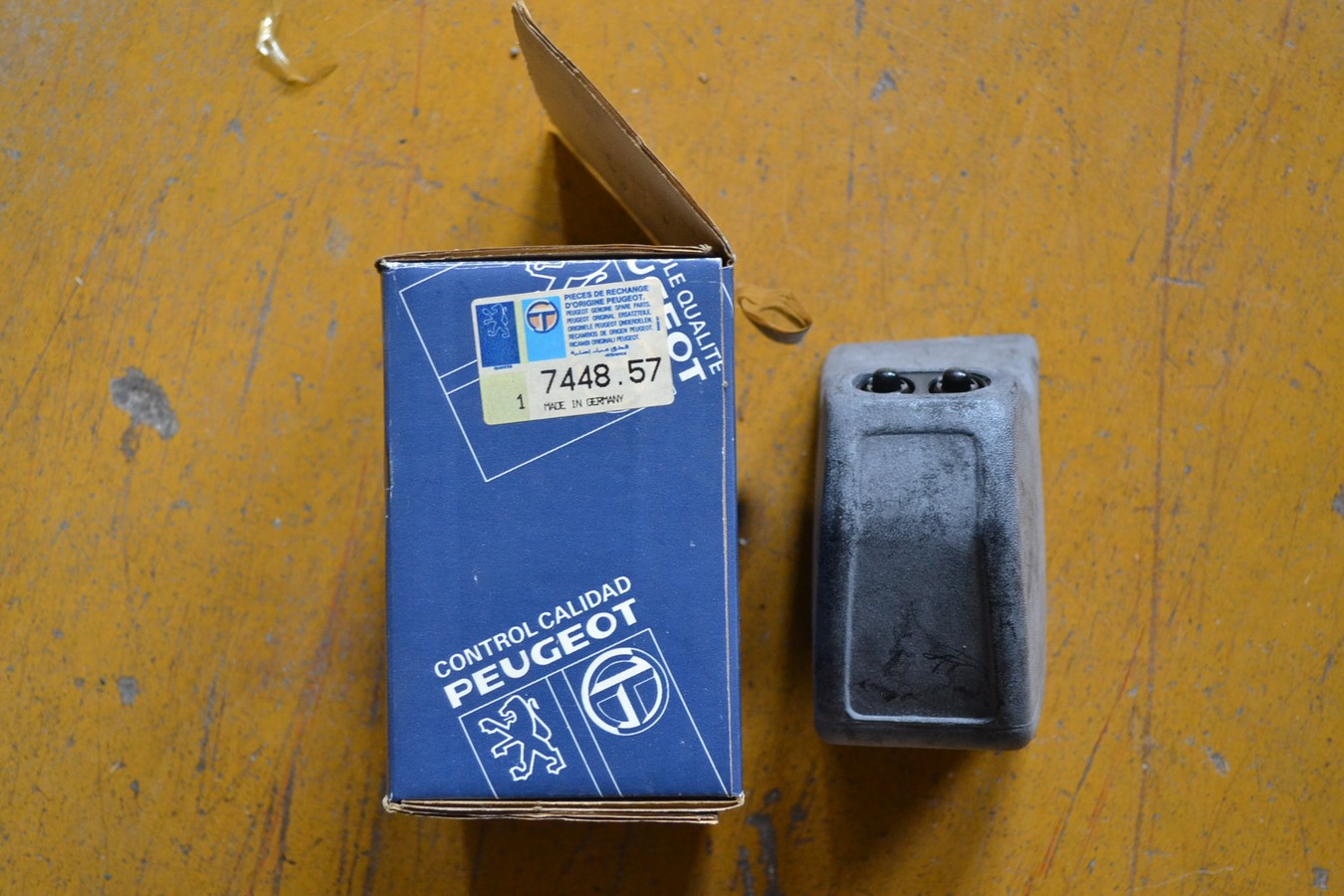 Butoir de pare-chocs avant gauche avec lave-glace pour Peugeot 205