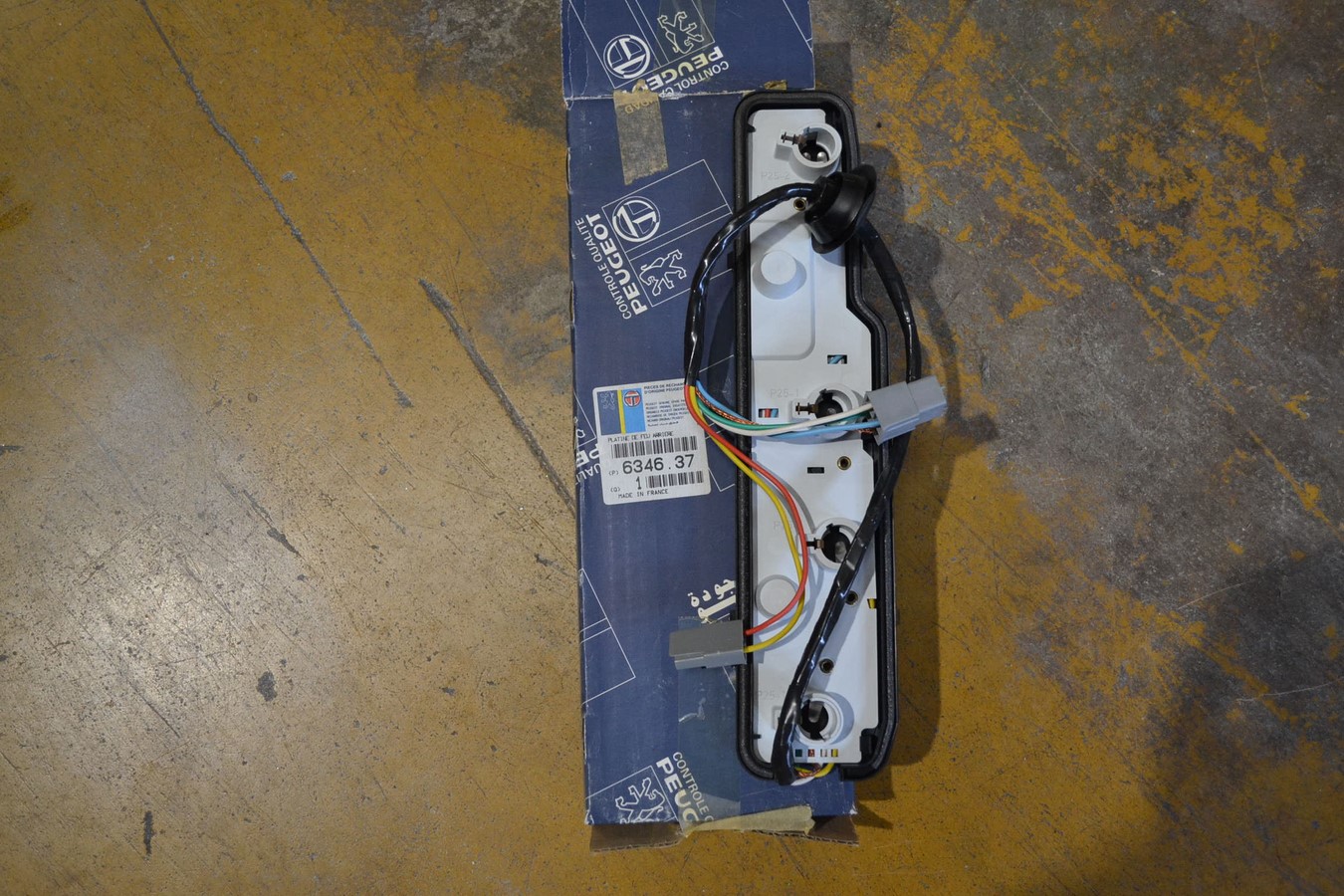 Platine de feu arrière droite pour Peugeot 305 break