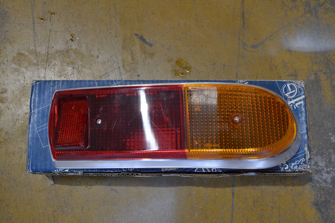 Cabochon de feu arrière droit pour Peugeot 204 berline après 1972, Longueur = 335mm.