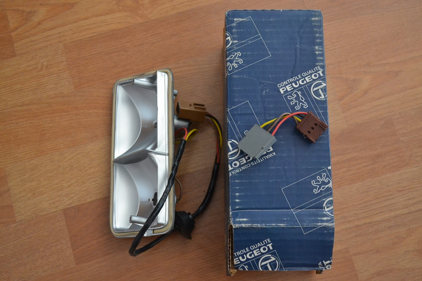 Platine / porte lampes de feu avant gauche pour Peugeot J9