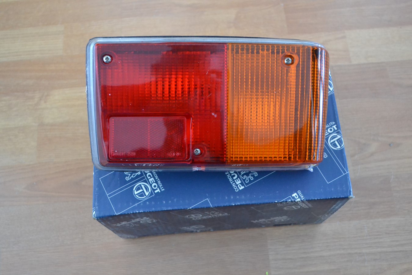 Feu arrière droit complet pour Peugeot 104 1975 à 1980 neuf