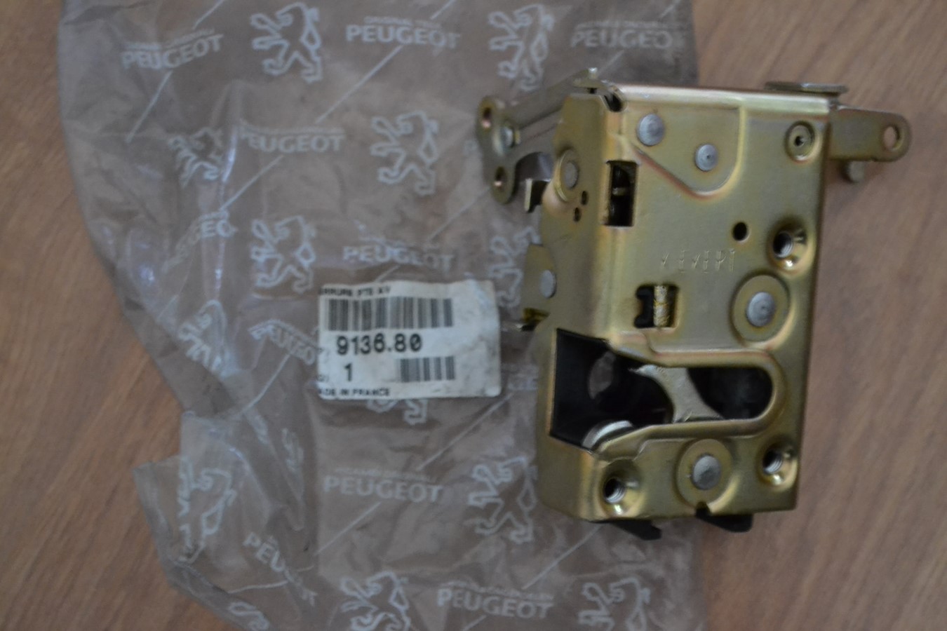 Serrure de porte avant droite pour Peugeot 405