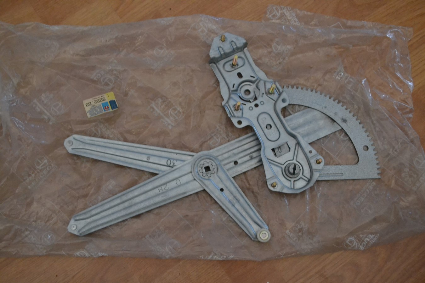Crémaillère de lève vitre avant droite pour Peugeot 205 et 309 5 portes