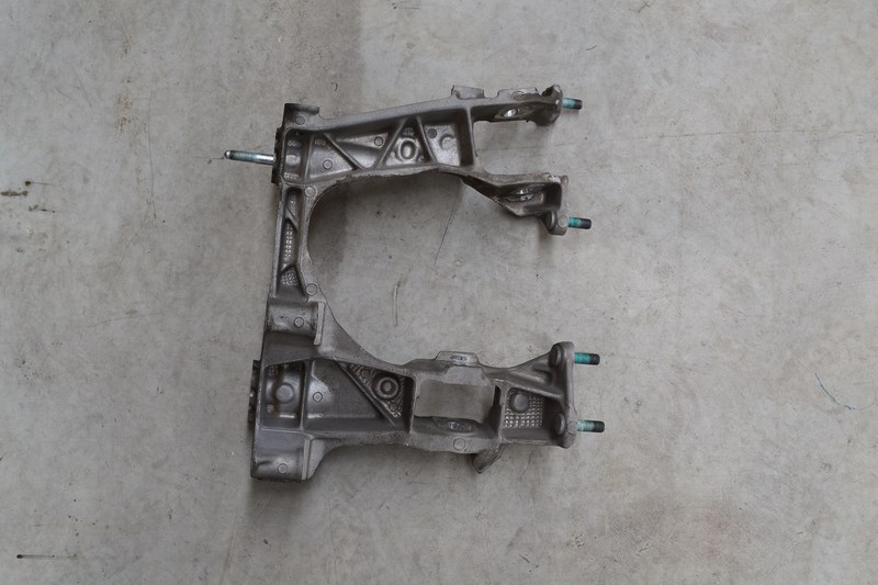 Partie latérale support de train arrière gauche pour Porsche Boxster type 986